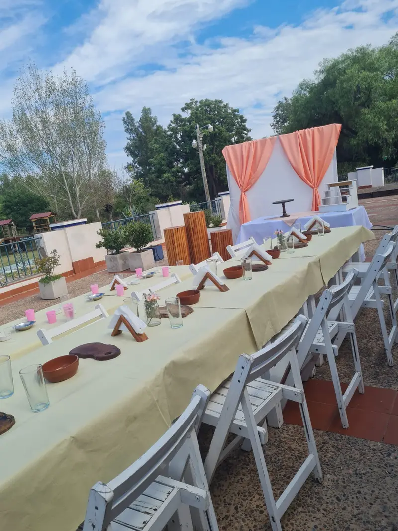 Mesa larga decorada al aire libre para un evento