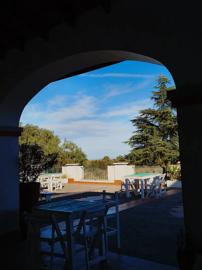 Vista del patio desde arco de la galeria